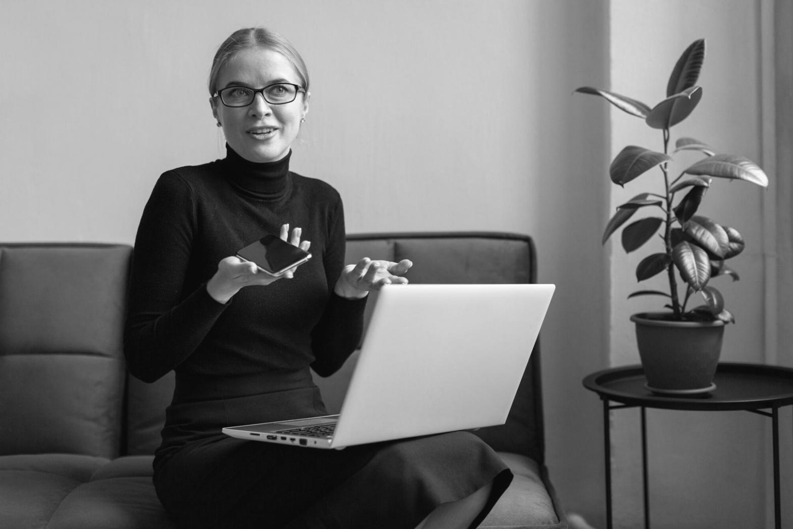 Groupe de personnes collaborant sur des projets financiers